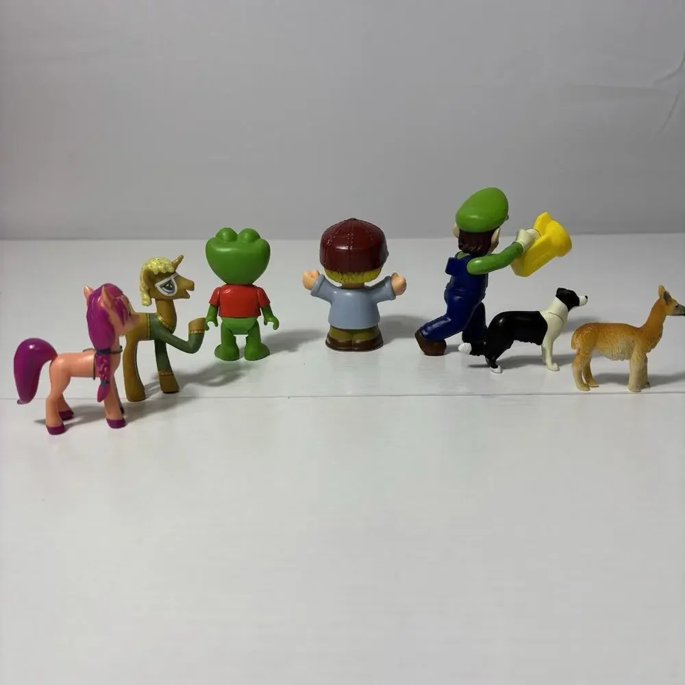 Random Small Figures Toy Lot 7 Toys Bin5